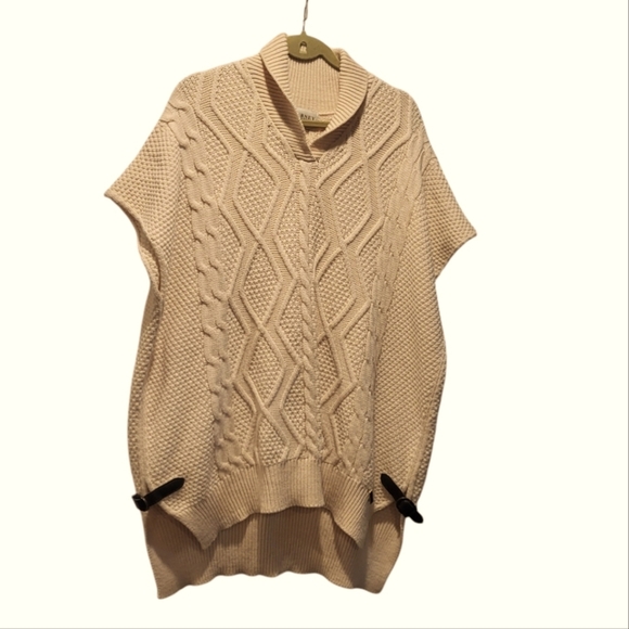 Blarney's Cable Knit Aran Cream Merino Wool Poncho/Cape with buckle details! - Picture 2 of 8